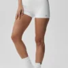 2" Alo Softsculpt korte broek met middelhoge taille - Wit