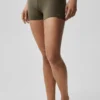 3" Alo Softsculpt High-Waist Precision-korte broek - Olive Tree