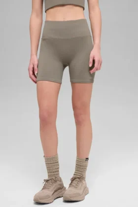 5″ naadloze geribbelde Favorite Korte broek – Light Cocoa