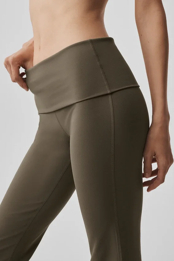 Alo Softsculpt 7/8-legging met omgeslagen pijpen en uitlopende boord – Olive Tree