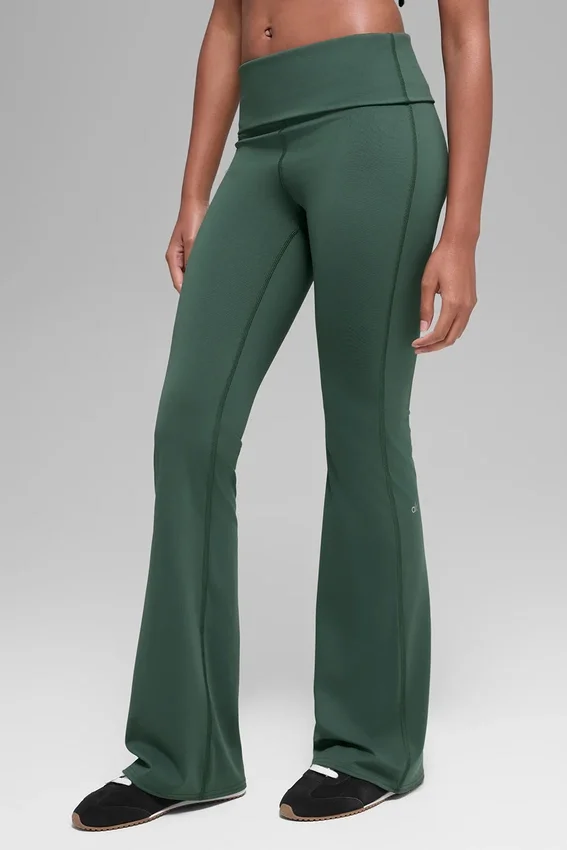 Alo Softsculpt legging met omgeslagen boord en uitlopende pijpen – Clover Green