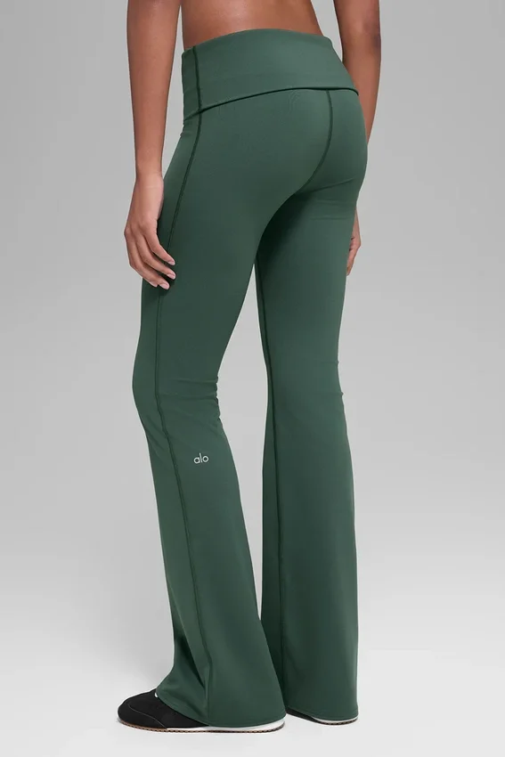 Alo Softsculpt legging met omgeslagen boord en uitlopende pijpen – Clover Green