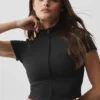 Alo Softsculpt T-shirt met korte mouwen en doorlopende rits - Zwart