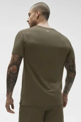 Alo Vapor T-shirt met ronde hals en korte mouwen – Olive Tree
