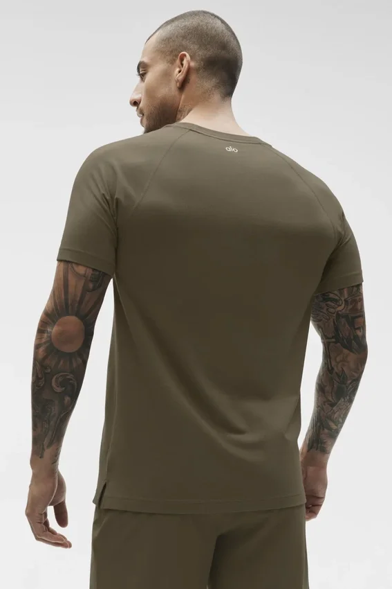 Alo Vapor T-shirt met ronde hals en korte mouwen - Olive Tree