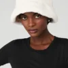 Buckethoed van imitatiebont - Ivory