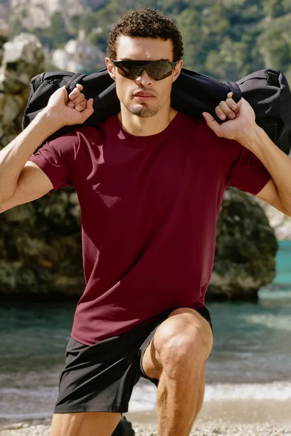 Conquer Reform T-shirt met ronde hals en korte mouwen - Garnet