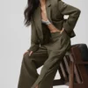 Cosmopolitan-broek met drukknopen en middelhoge taille – Olive Tree