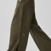 Cosmopolitan-broek met drukknopen en middelhoge taille – Olive Tree