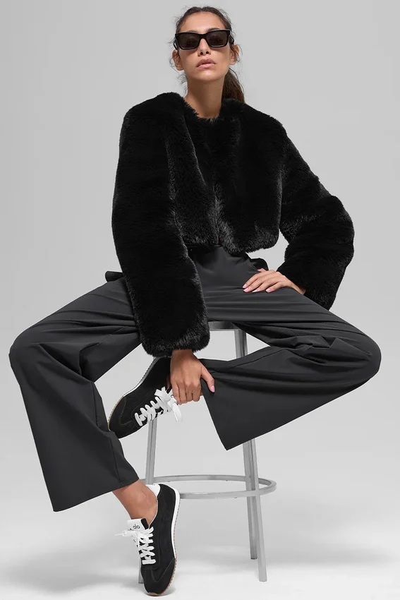 Faux Fur Chic Cropped Jacket - Zwart