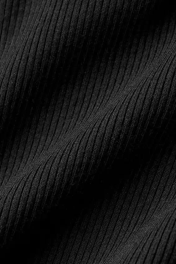 Geribbeld Mesmerize-shirt met hoge kraag en lange mouwen – Zwart