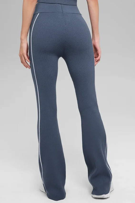 Geribde gebreide Highline Flare-broek – Bluestone/Wit