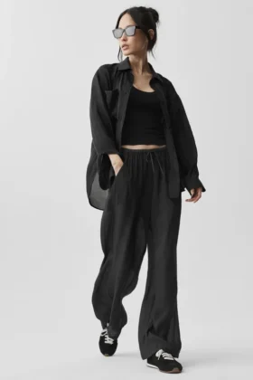 Halfdoorzichtige ‘Golden Hour’-broek met High-Waist en rechte pijpen – Zwart