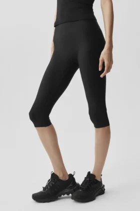 High-Waist Airlift Sleek Capri - Zwart