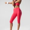 High-Waist Airlift Supergladde capri met contrast — Candy Red/White