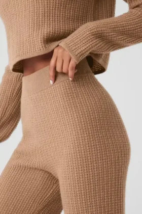 Kasjmier High-Waist broek met zachte wafelstructuur – Toasted Almond