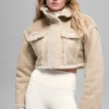 Kort jasje van imitatieschapenvacht met sneeuwval-effect - Woodland Tan