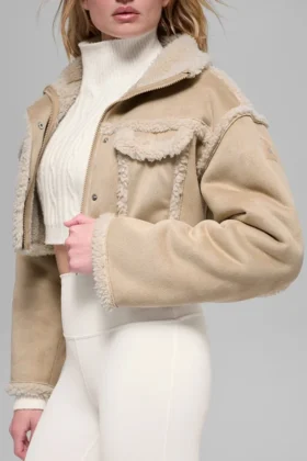 Kort jasje van imitatieschapenvacht met sneeuwval-effect – Woodland Tan