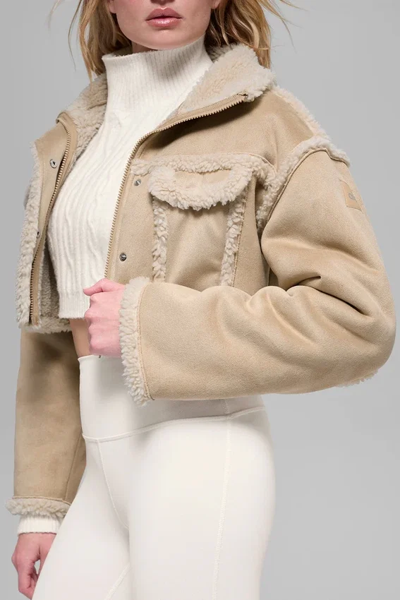 Kort jasje van imitatieschapenvacht met sneeuwval-effect - Woodland Tan
