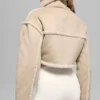 Kort jasje van imitatieschapenvacht met sneeuwval-effect - Woodland Tan