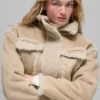 Kort jasje van imitatieschapenvacht met sneeuwval-effect - Woodland Tan