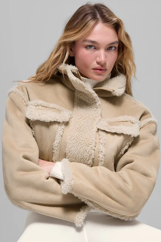 Kort jasje van imitatieschapenvacht met sneeuwval-effect - Woodland Tan