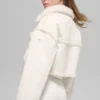 Kort jasje van imitatieschapenvacht met sneeuwval-print - Ivoor
