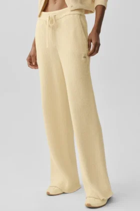 Snuggle Up-trui met broek met High-Waist-stijl en wijde pijpen – Candlelight Yellow