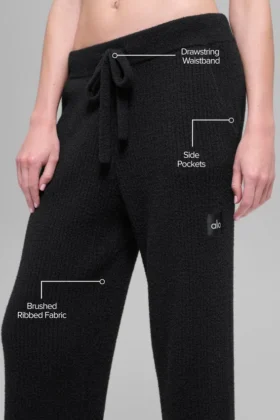 Snuggle Up-trui met High-Waist broek met wijde pijpen – Zwart