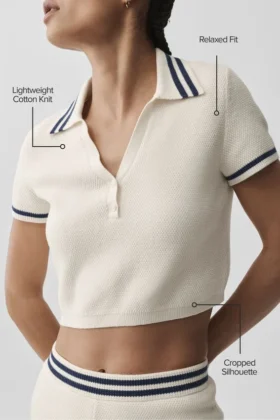 Tennis Club gebreide cropped polo – ivoor/marineblauw