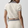 Tennis Club gebreide cropped polo - ivoor/marineblauw
