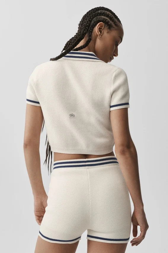 Tennis Club gebreide cropped polo - ivoor/marineblauw