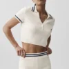 Tennis Club gebreide cropped polo - ivoor/marineblauw