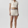 Tennis Club gebreide cropped polo - ivoor/marineblauw
