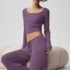 Trui Unwind-broek met middelhoge taille en wijde pijpen – Plum Kiss