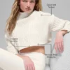 Winter Bliss cropped coltrui met lange mouwen in kabelpatroon - Ivory