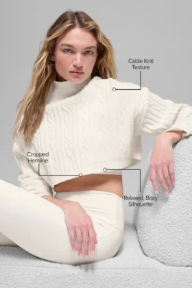 Winter Bliss cropped coltrui met lange mouwen in kabelpatroon – Ivory