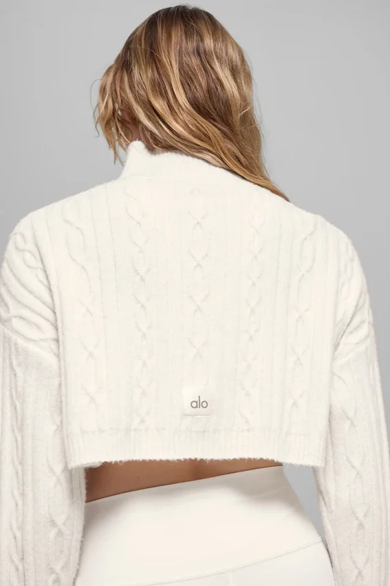 Winter Bliss cropped coltrui met lange mouwen in kabelpatroon - Ivory