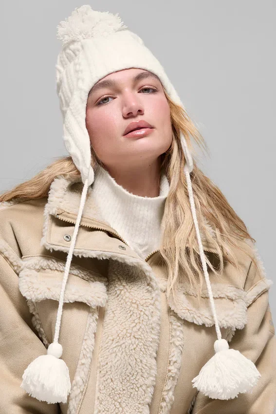 Winter Bliss-mutsen met oorkleppen in kabelpatroon - ivoor