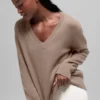 Wollen kasjmier New Class oversized trui met V-hals - Chai Latte