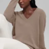 Wollen kasjmier New Class oversized trui met V-hals - Chai Latte