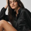 Zijde Luminous Cropped overhemd met lange mouwen en knopen - Zwart